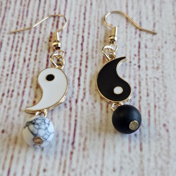 NWT Black White & Gold Yin & Yang Dangle Earrings - Picture 4 of 11